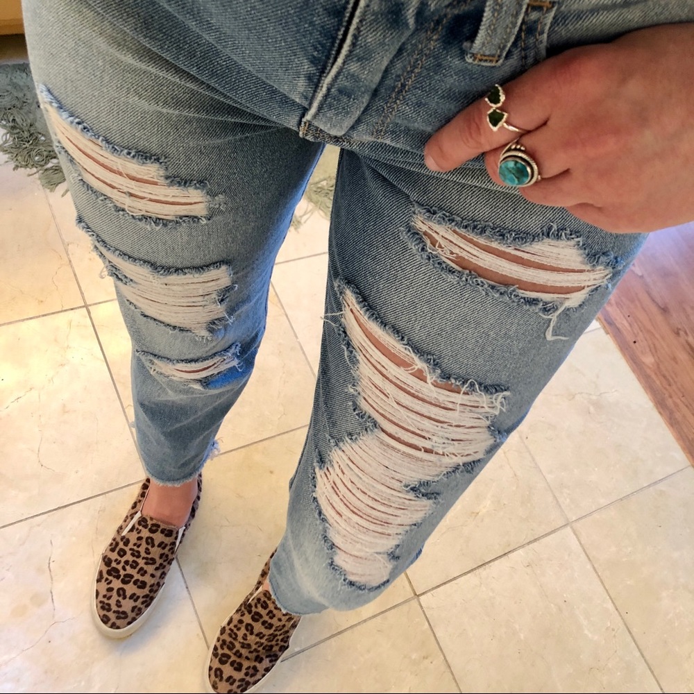 HOLLISTER - Ultra High Rise Mom Jean - Picture 6 of 8